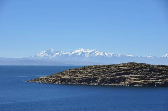 O lago Titicaca e os Andes ao fundo, vistos da Isla del Sol, na Bolívia